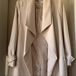 H&M WOMENS COAT IN COLOR CREAM AND SIZE 4